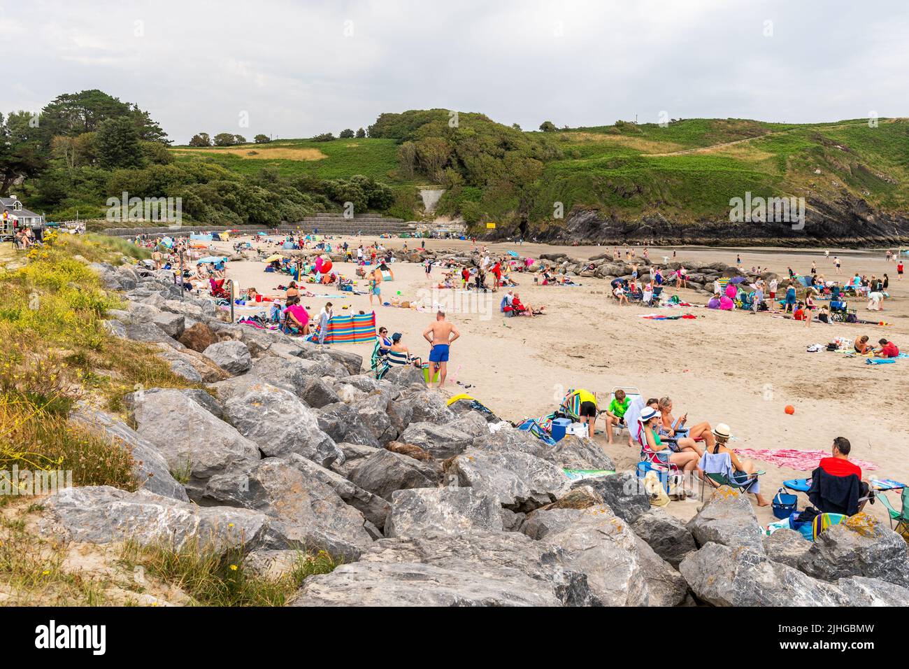 Rosscarbery, Cork Occidental, Irlanda. 18th de julio de 2022. Las temperaturas alcanzan los 28C grados en la playa Warren Beach en West Cork. Los turistas y los lugareños inundaron la playa para aprovechar al máximo el calor. Crédito: AG News/Alamy Live News Foto de stock