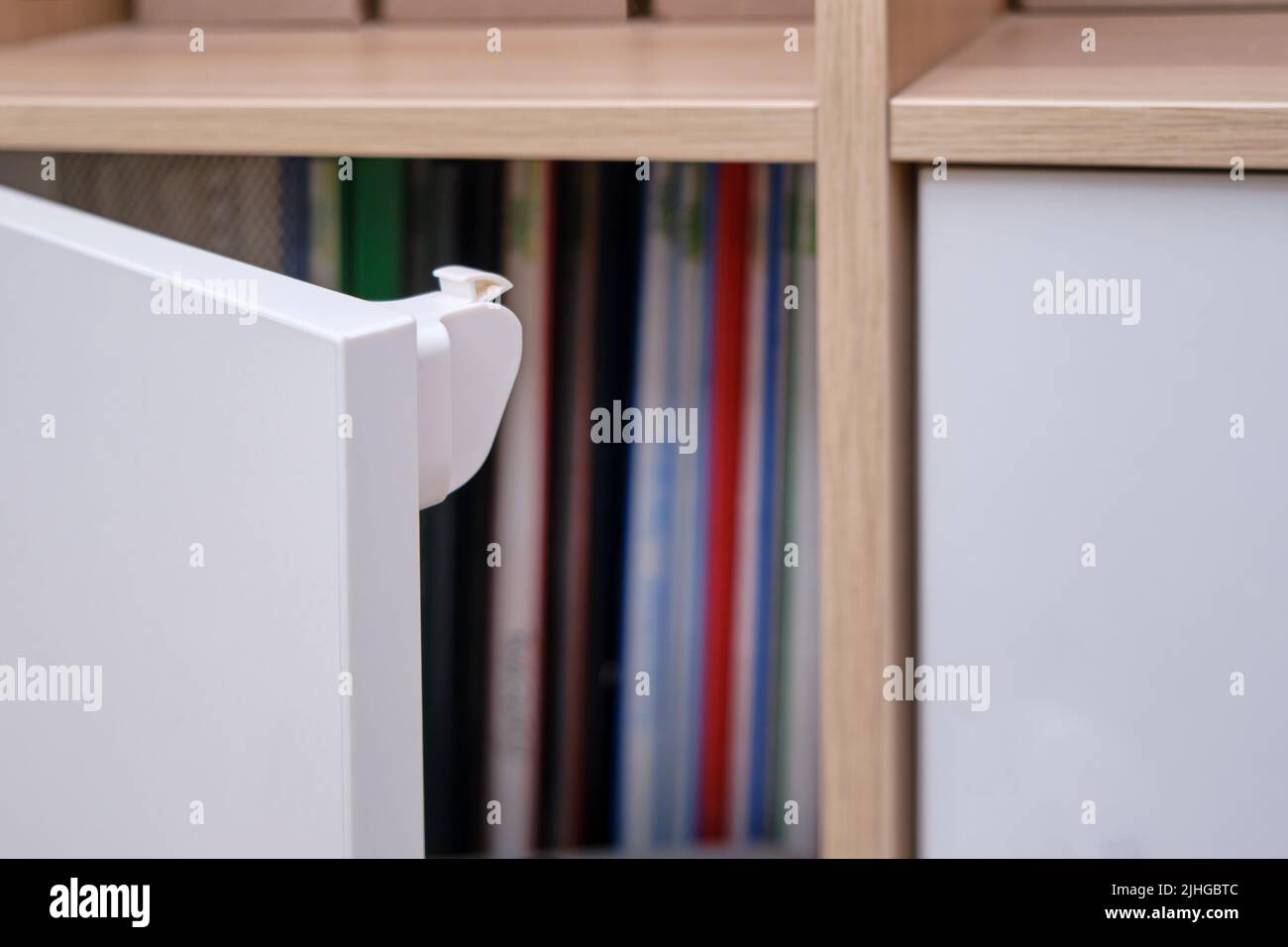 Bloqueo magnético a prueba de niños para bloquear puertas de armarios y  cajones de muebles domésticos Fotografía de stock - Alamy