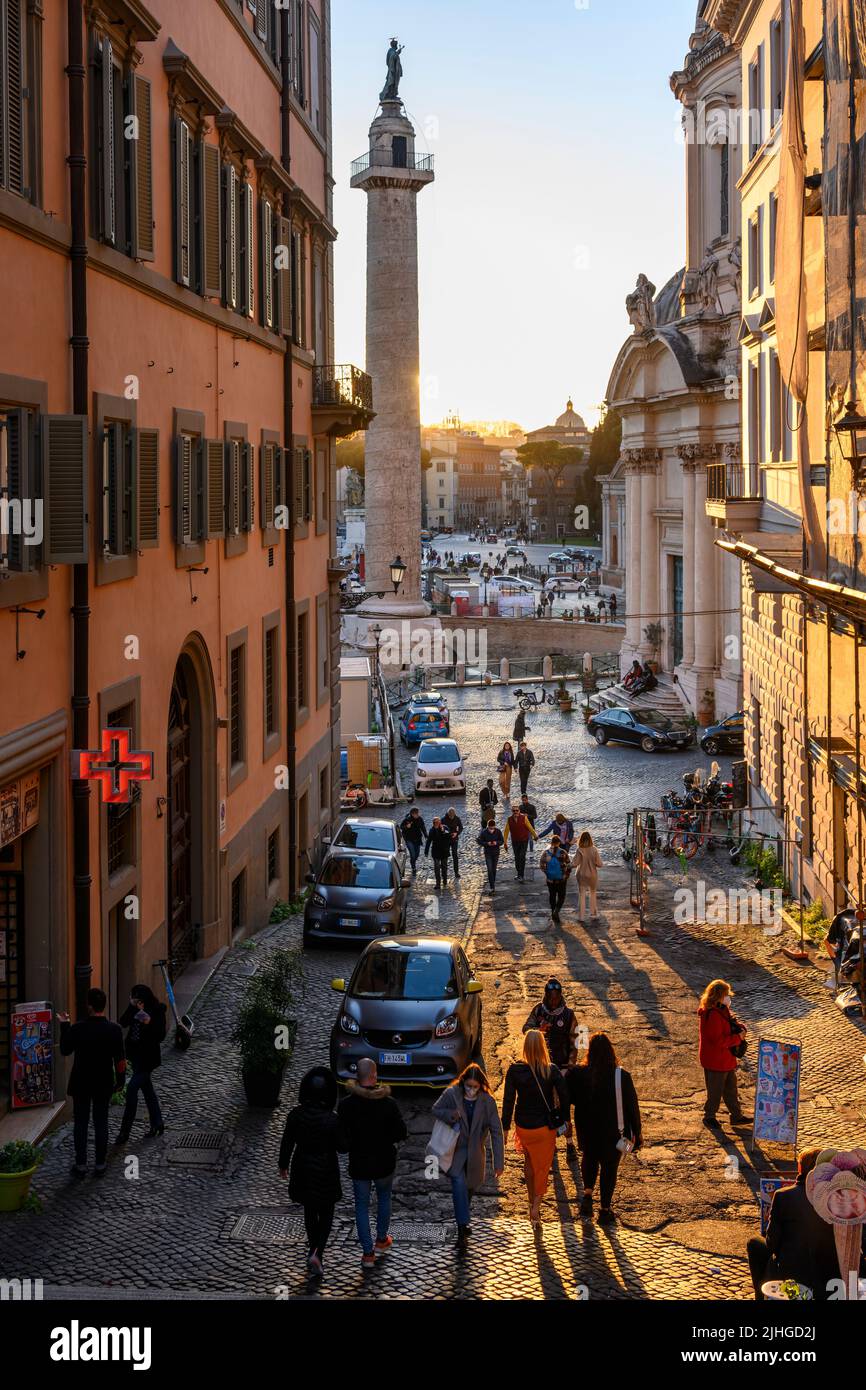 Mirando hacia el Foro de Trajano desde las escaleras de la Via Magnanapoli con la columna de Trajano en el centro a la izquierda y la Iglesia del Santísimo Nombre de María. Foto de stock
