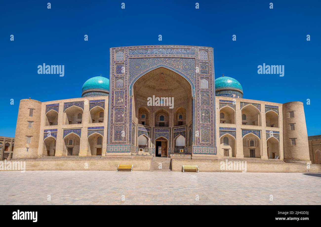 Madrasa árabe Mir-i en el complejo Poi Kalan en Bujara, Uzbekistán. Foto de stock