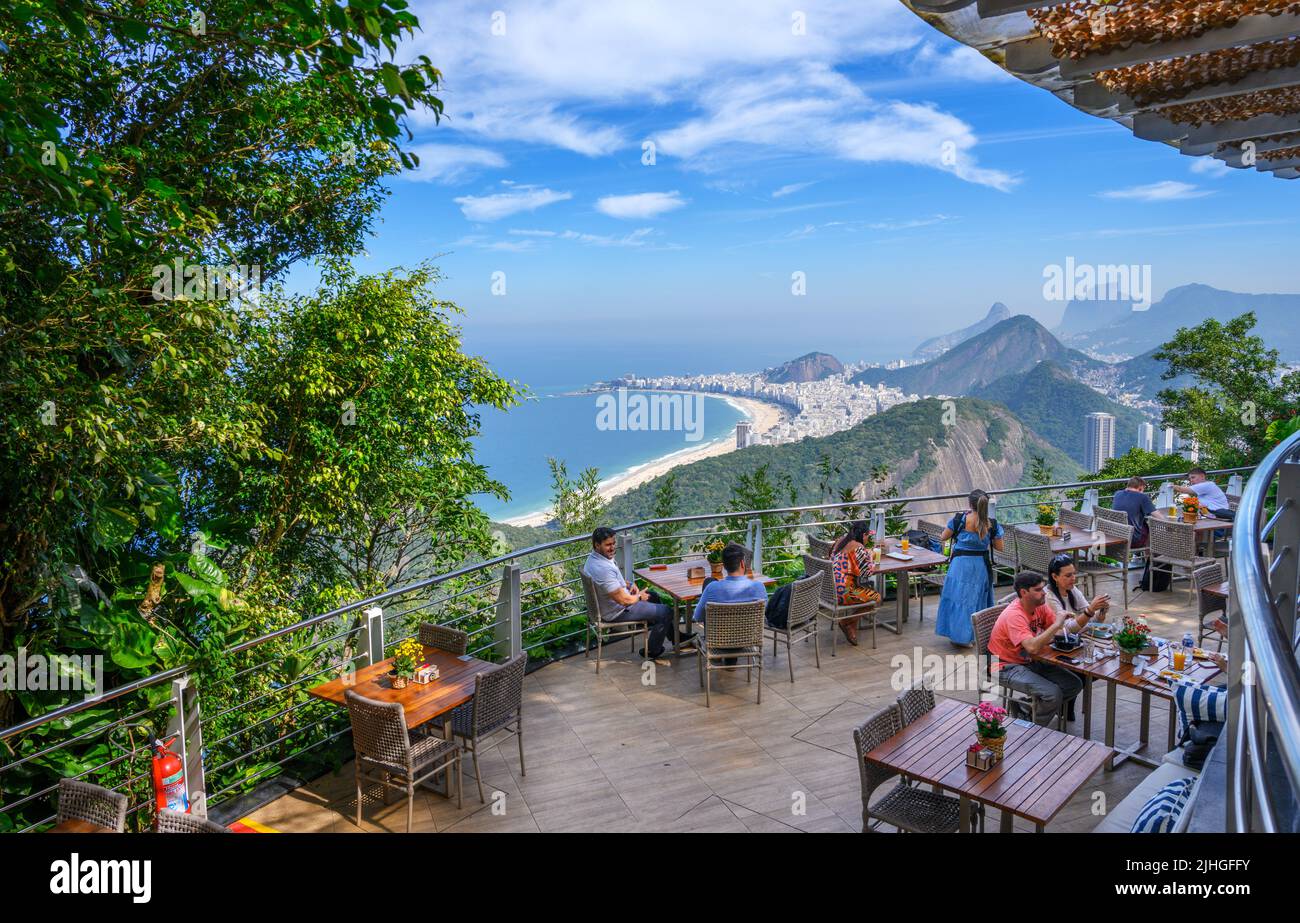 Vista desde un restaurante en la estación superior del teleférico del Pan de Azúcar, Montaña del Pan de Azúcar, Río de Janeiro, Brasil Foto de stock