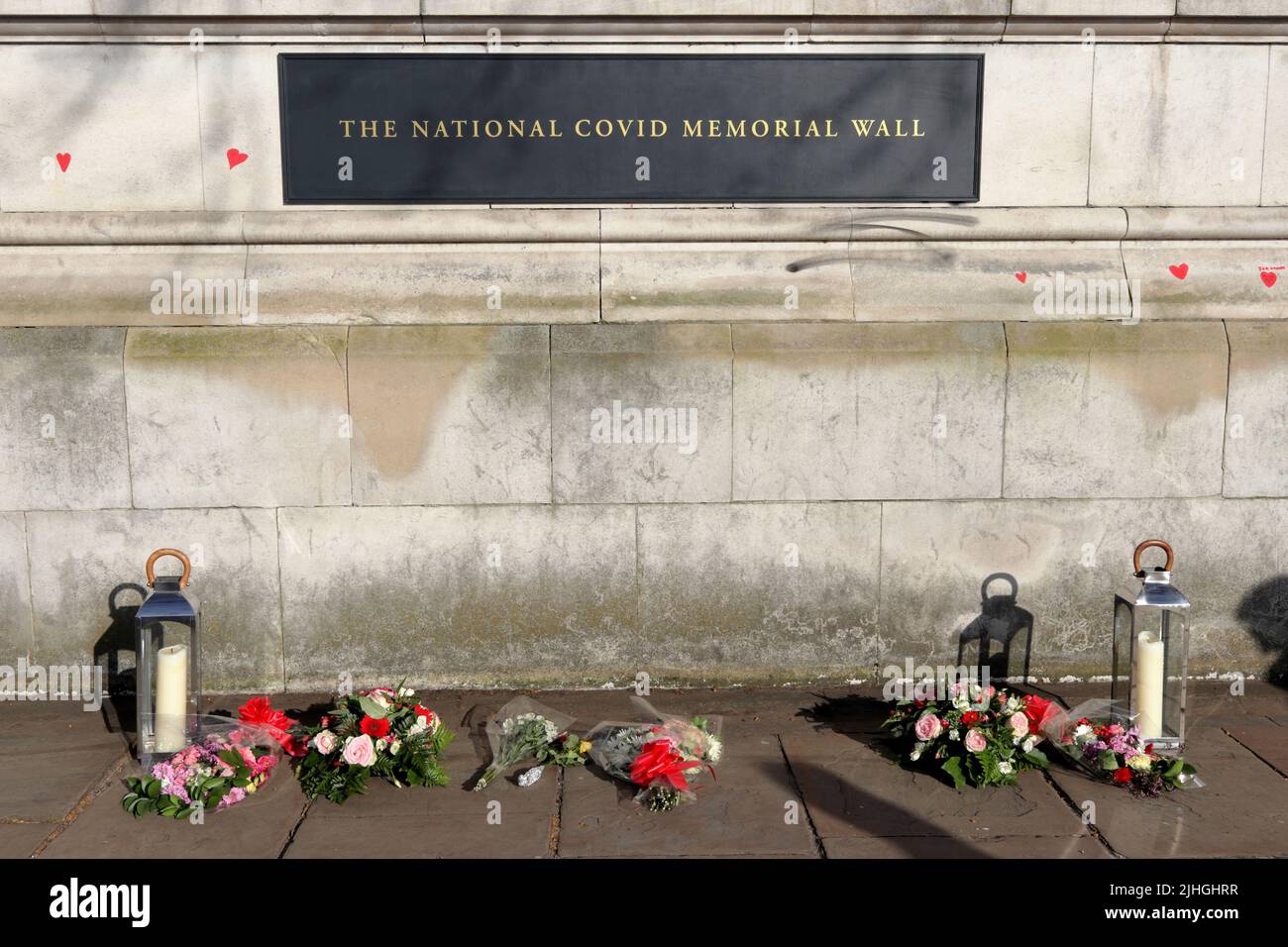 Londres, Reino Unido - 30 de marzo de 2021: El Muro Conmemorativo Nacional de Covid, voluntarios pintando 150.000 corazones rojos para conmemorar las muertes de Covid-19 Foto de stock