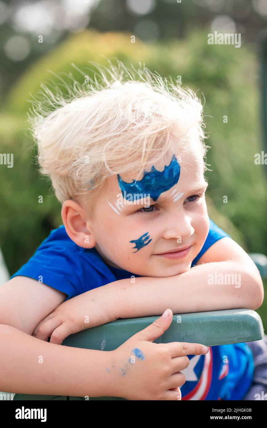 Boy painted face batman fotografías e imágenes de alta resolución - Alamy