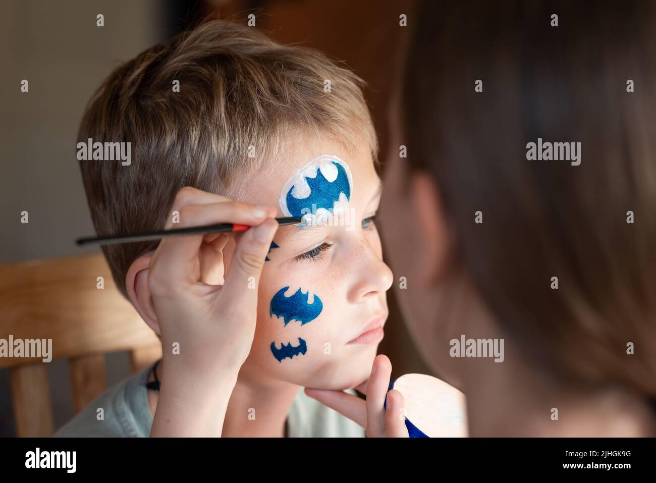 Niño con máscara de batman fotografías e imágenes de alta resolución - Alamy