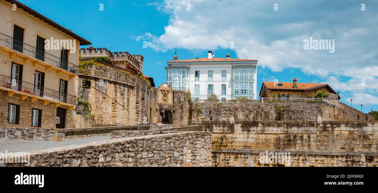 Vista de la puerta de entrada al casco antiguo fortificado de Hondarribia, en el País Vasco, España, en un formato panorámico para utilizar como banner web Foto de stock
