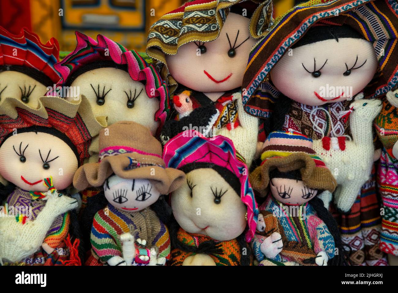 Muñecas quechuas, Mercado de Artesanos de Pisac, Cusco, Perú Foto de stock