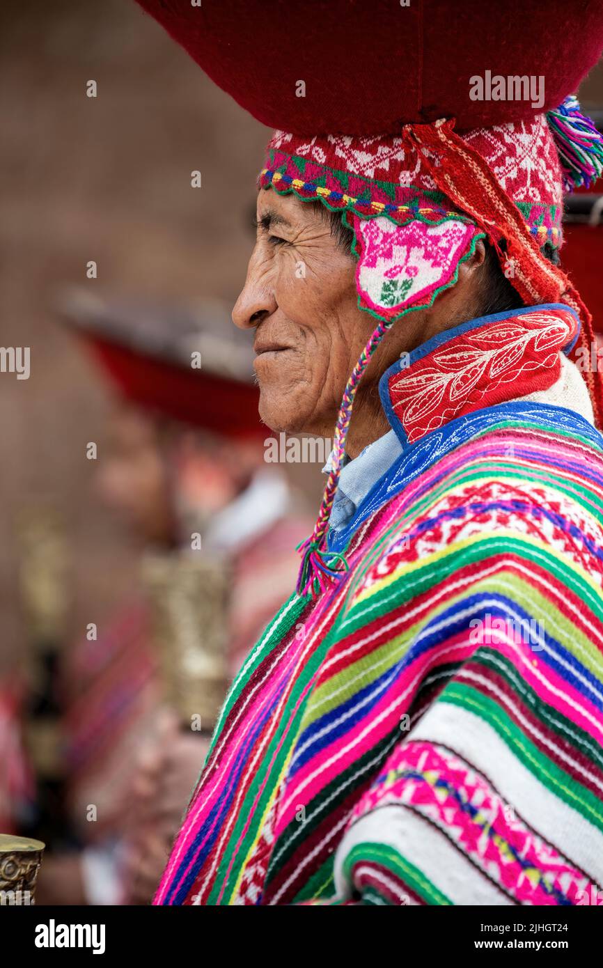 Hombre Quechua ('varayoc' o alcalde local) vestida con traje tradicional fuera de la iglesia, Pisac, Cusco, Perú Foto de stock