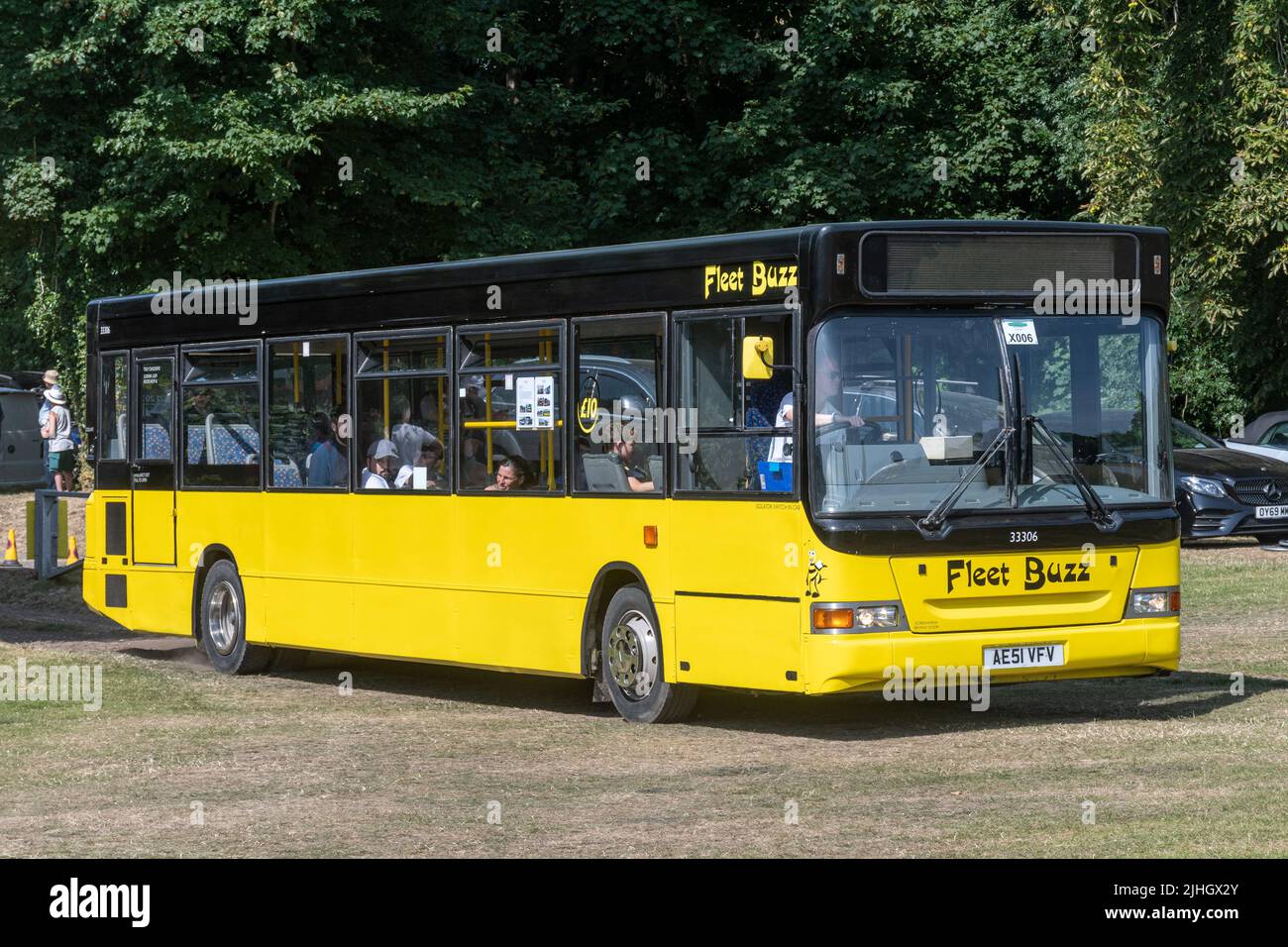 Fleet Buzz bus en colores amarillo brillante y negro, Hampshire, Inglaterra, Reino Unido, en un evento de transporte Foto de stock