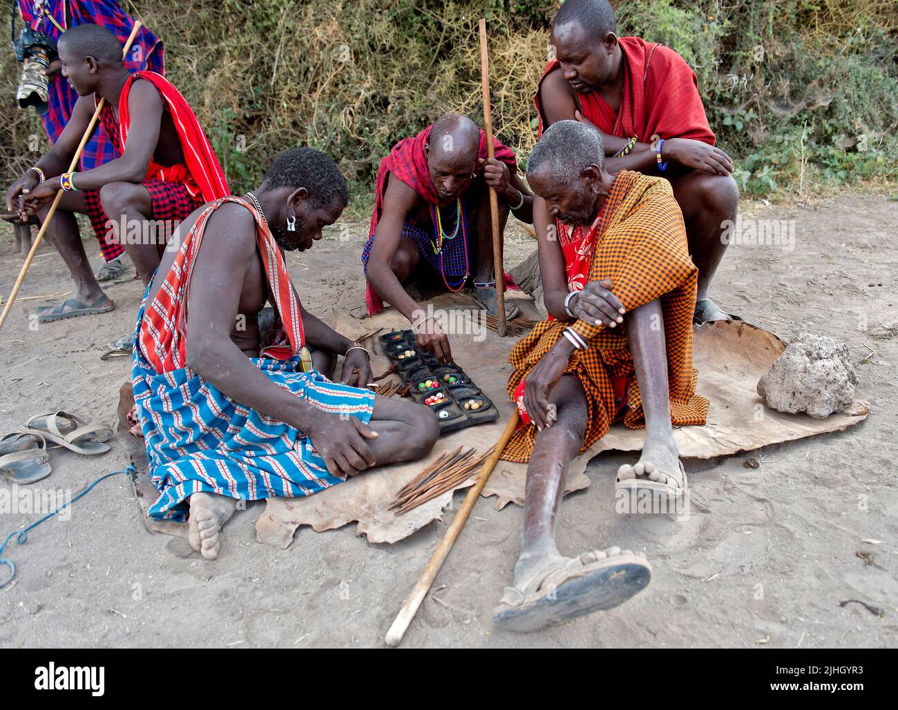 Los ancianos de la tribu Maasai mambers de Amboseli, Kenia, un juego local conocido como bao. Foto de stock