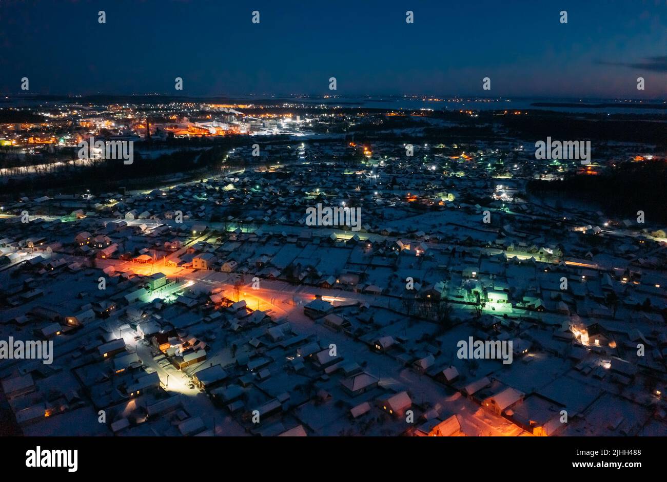 Vista aérea del horizonte de la ciudad en la noche de invierno. Paisaje nevado Paisaje de la ciudad Skyline Foto de stock