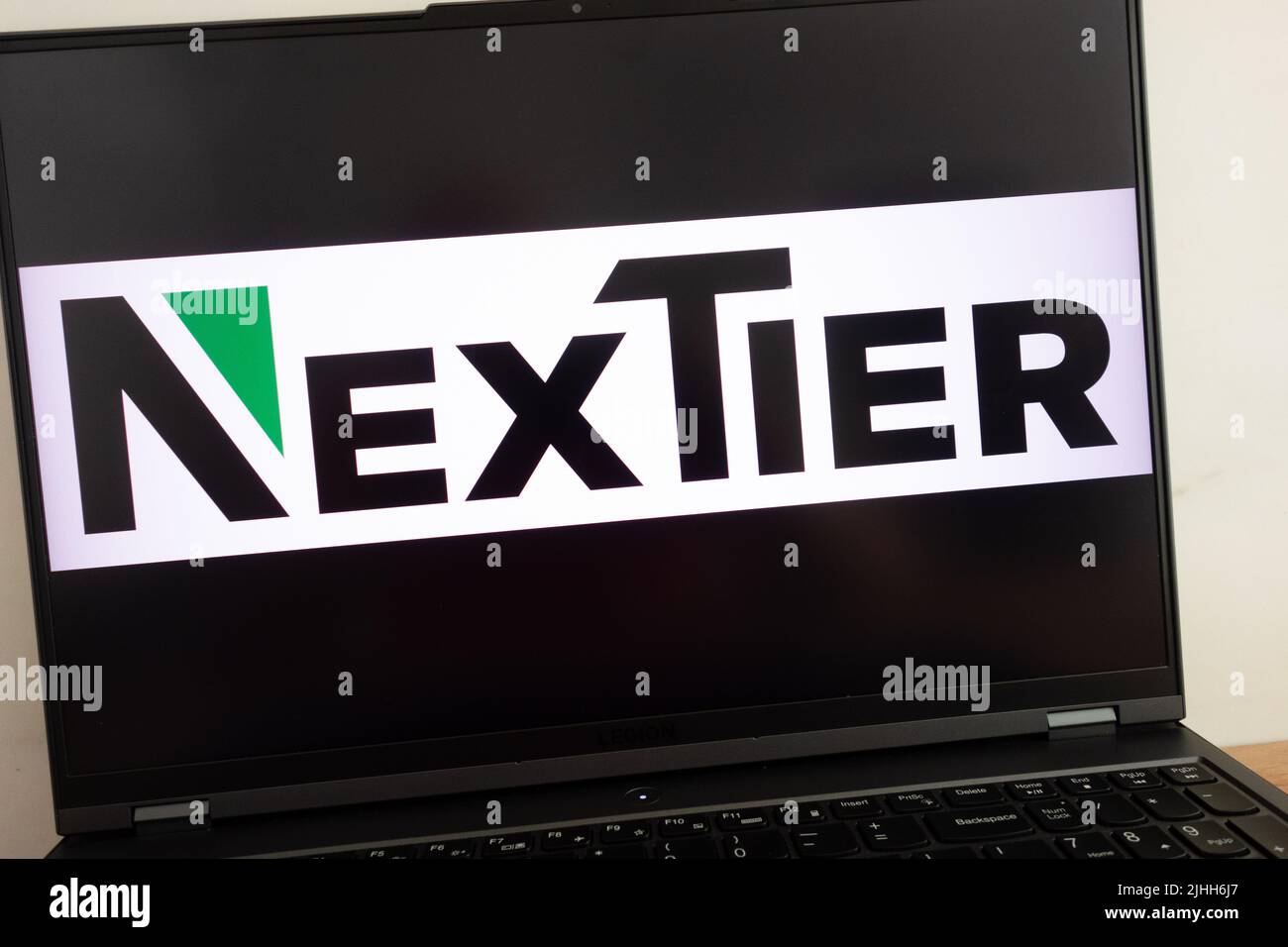 KONSKIE, POLONIA - 18 de julio de 2022: El logotipo de la empresa NexTier Oilfield Solutions Inc. Aparece en la pantalla del ordenador portátil Foto de stock