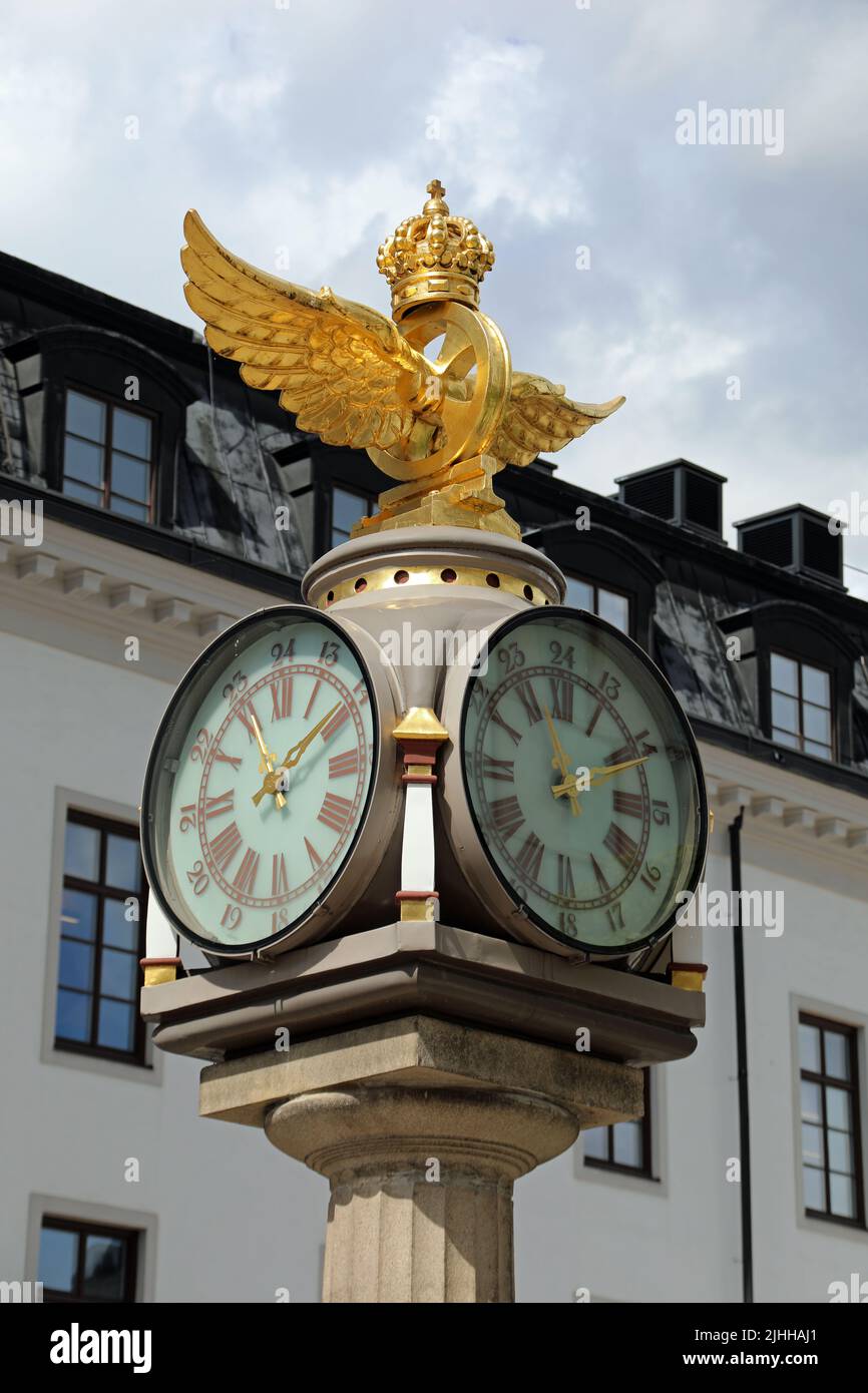 Reloj fuera de la estación central de tren en Vasagatan en Estocolmo Foto de stock