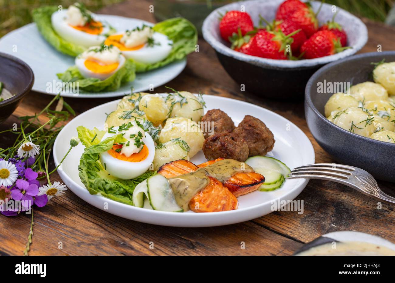 Comida escandinava de pleno verano con ensalada de patatas, salmón y huevos Foto de stock