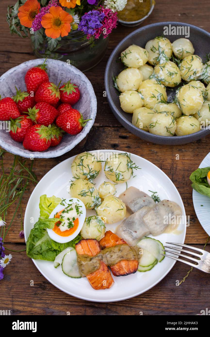 Comida escandinava de pleno verano con ensalada de patatas, salmón y huevos Foto de stock