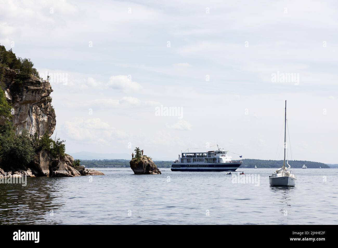 El barco de crucero turístico Spirit of Ethan Allen y un velero por Lone Rock Point en el lago Champlain en Burlington, Vermont, EE.UU. Foto de stock