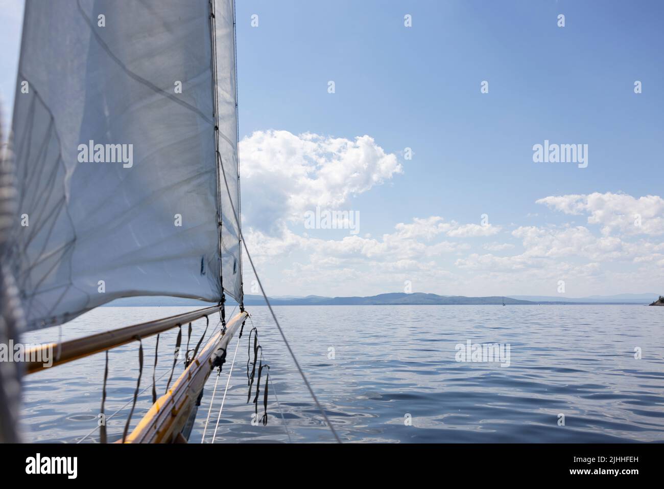 Mirando hacia Nueva York desde un velero en un día de verano en el Lago Champlain en Burlington, Vermont, EE.UU. Foto de stock