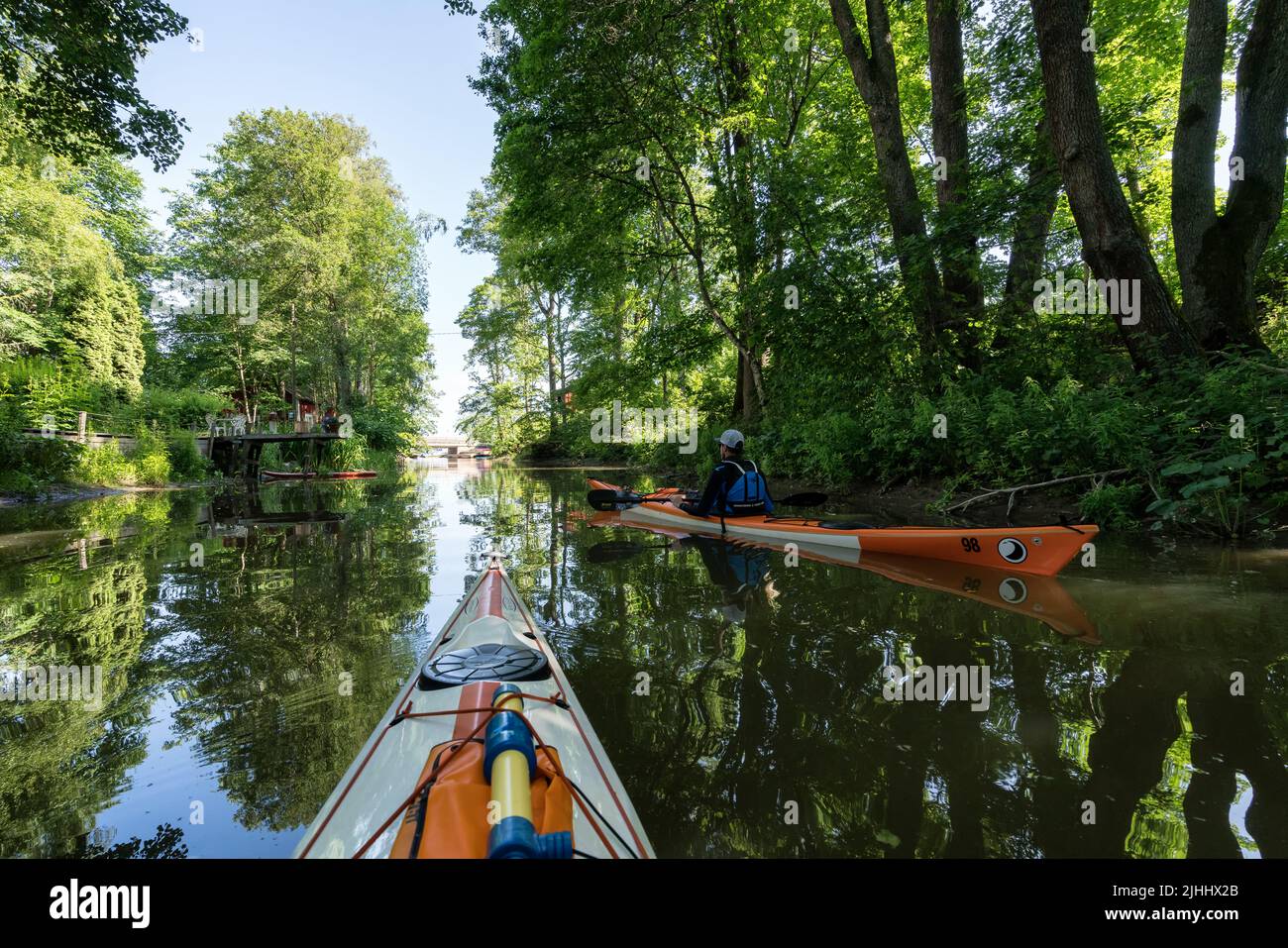 Kayak en el río Inkoonjoki, Inkoo, Finlandia Foto de stock
