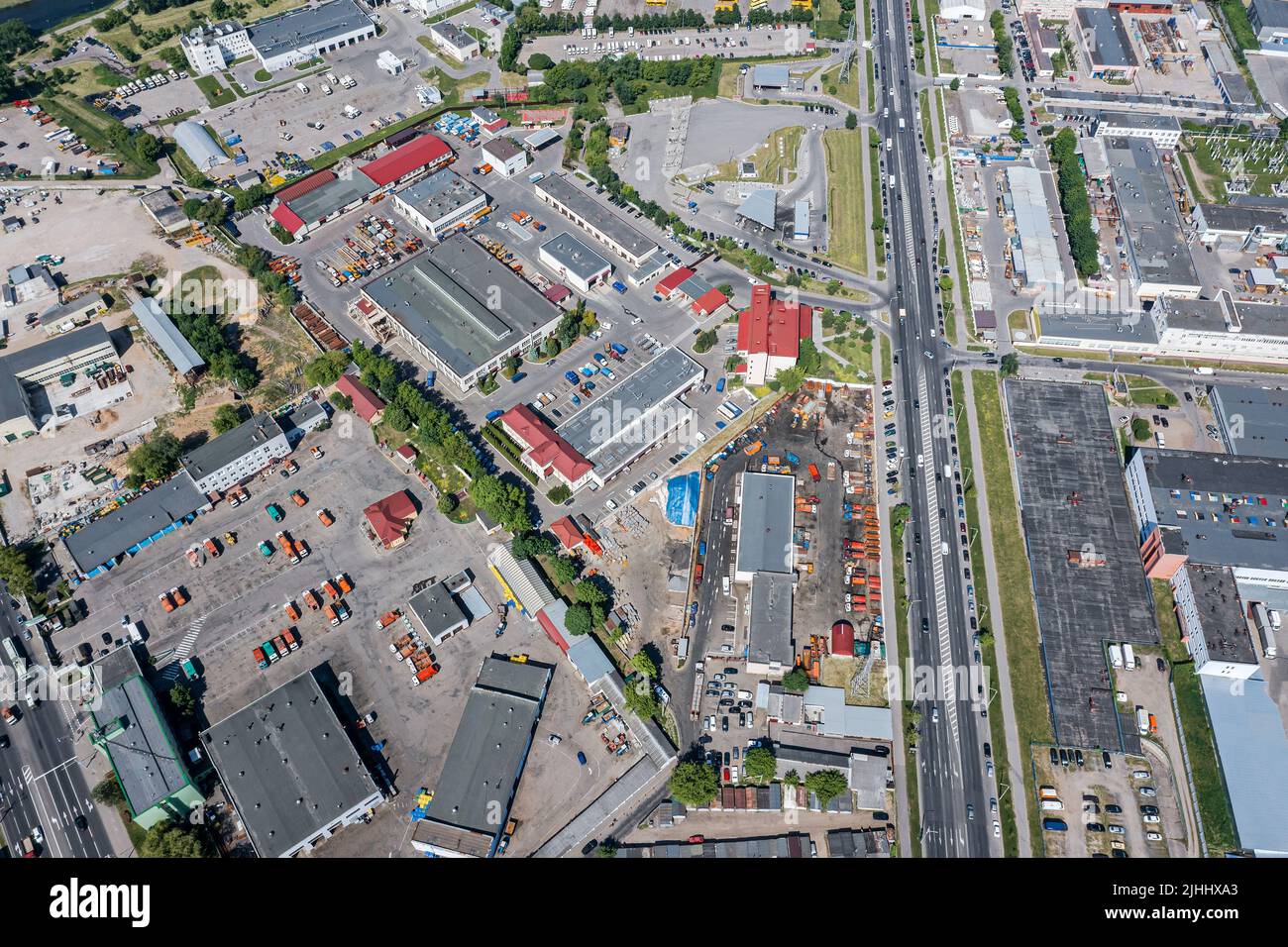 vista aérea del área industrial urbana. fábricas de fabricación, almacenes y estaciones de servicio de automóviles. Foto de stock