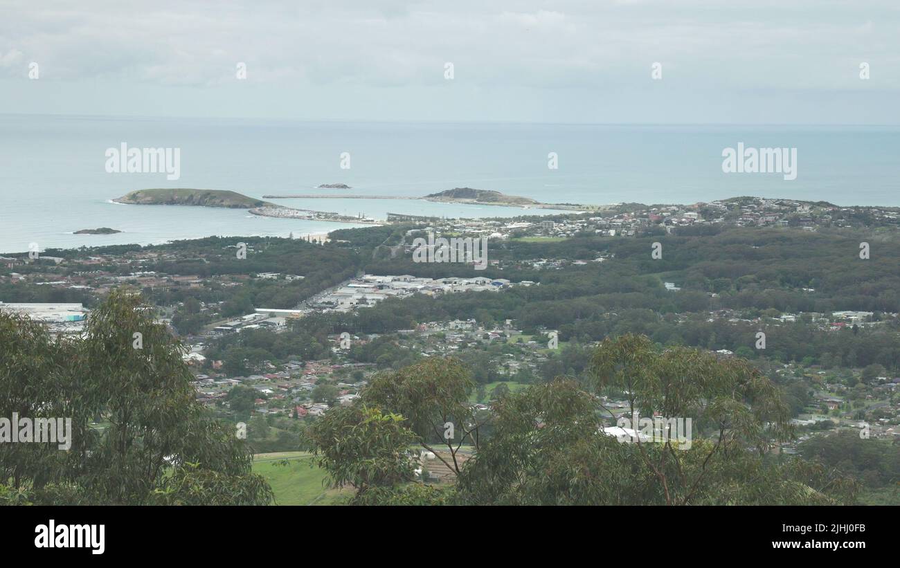 vista del puerto de coffs desde el mirador de sealy Foto de stock