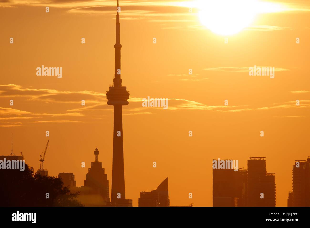 El sol de la mañana brilla sobre el icónico paisaje urbano de Toronto y la Torre CN Foto de stock