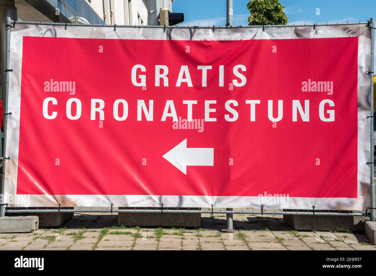 Cartelera «Gratis Coronatestung» (Free Coronavirus Testing) en Austria. Foto de stock
