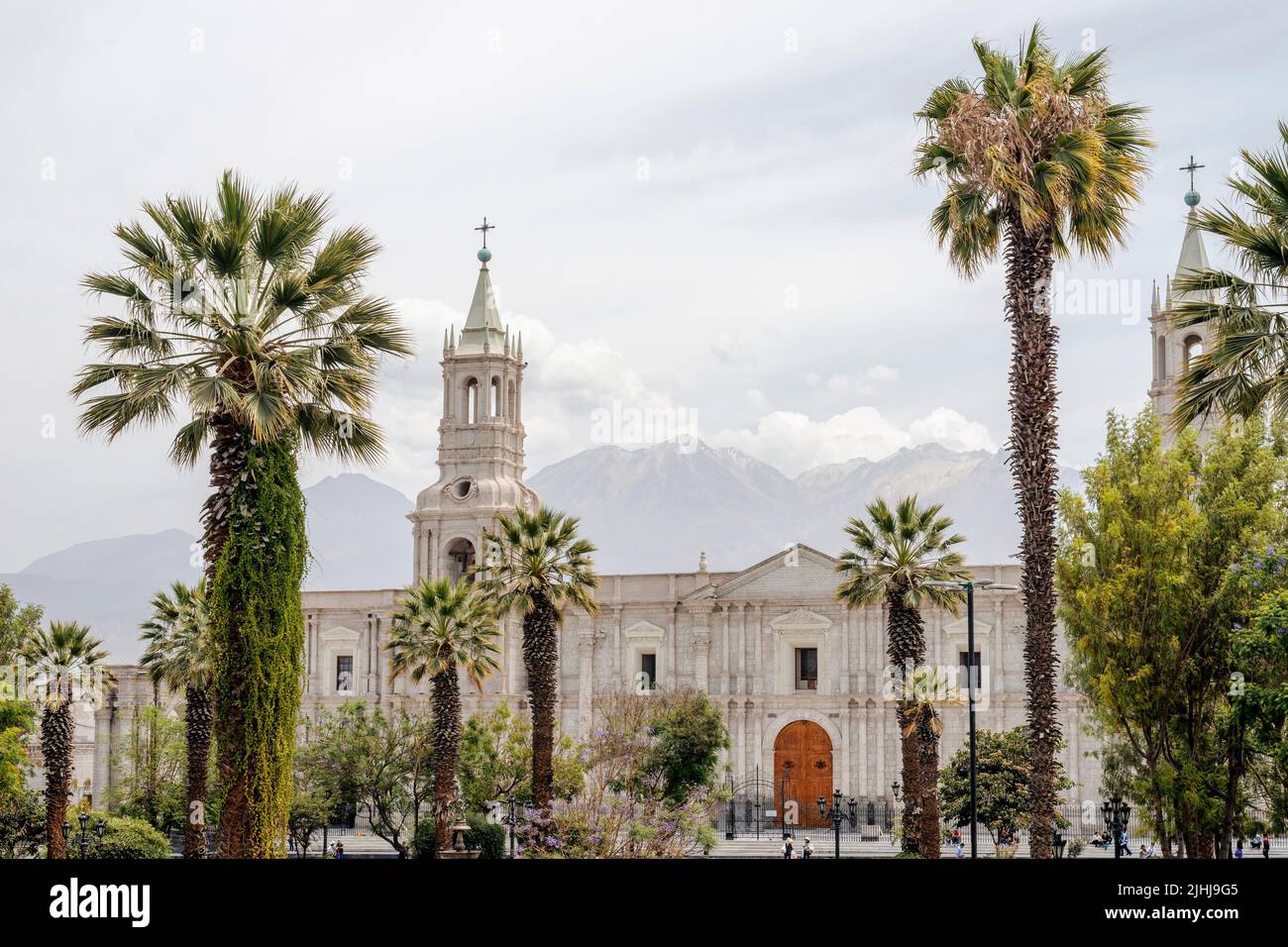 palmeras e iglesia de piedra blanca en la famosa Plaza de Armas en la ciudad de Arequipa, Perú Foto de stock