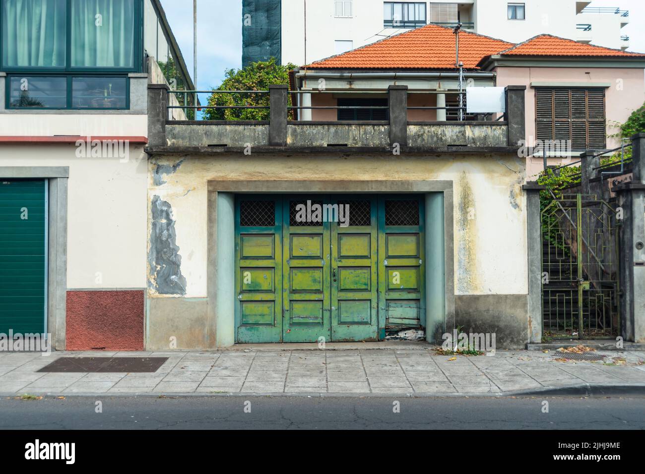 puerta de garaje de color verde vintage en la calle de la ciudad Foto de stock