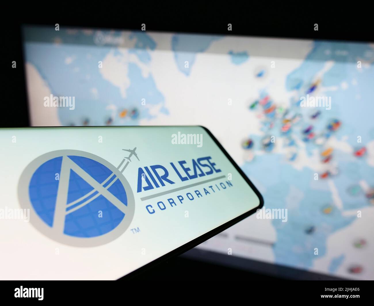 Teléfono móvil con el logotipo de la empresa de leasing estadounidense Air Lease Corporation (ALC) en la pantalla delante del sitio web. Enfoque en el centro de la pantalla del teléfono. Foto de stock