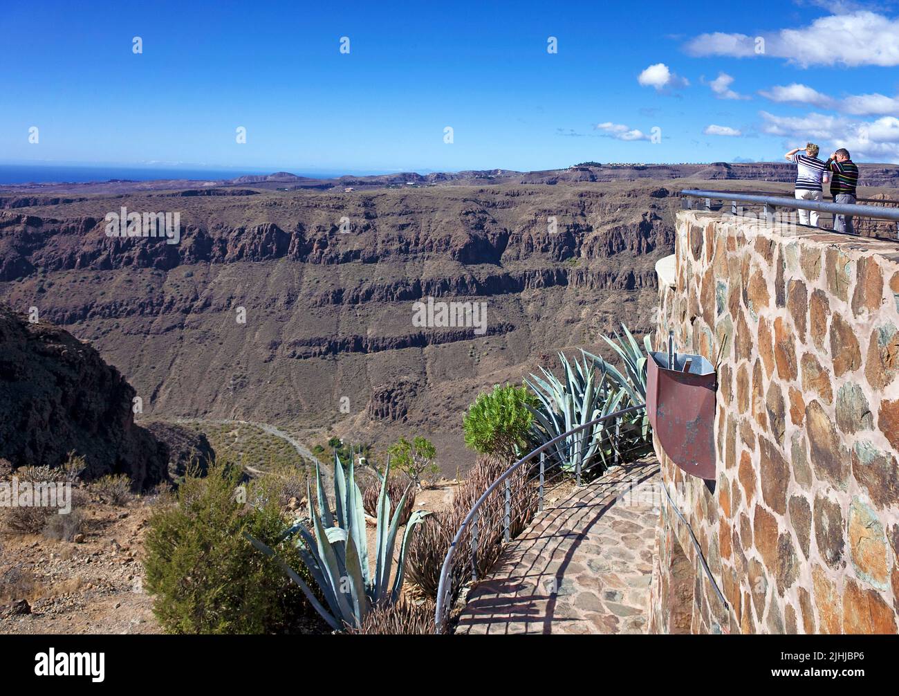 Touristen am Aussichtspunkt Mirador de Tunte, Gran Canaria, KANARISCHE Inseln, Spanien, Europa | turisticos en el mirador Mirador de Tunte, Grand Ca Foto de stock