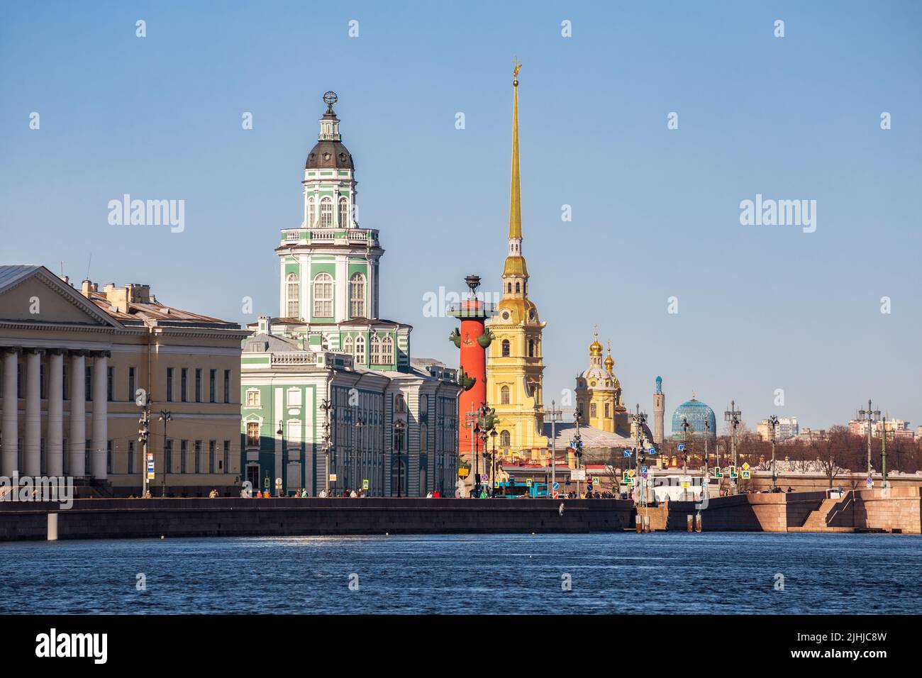 Kunstkamera, columna rostral, fortaleza de Pedro y Pablo y mezquita en San Petersburgo, Rusia Foto de stock