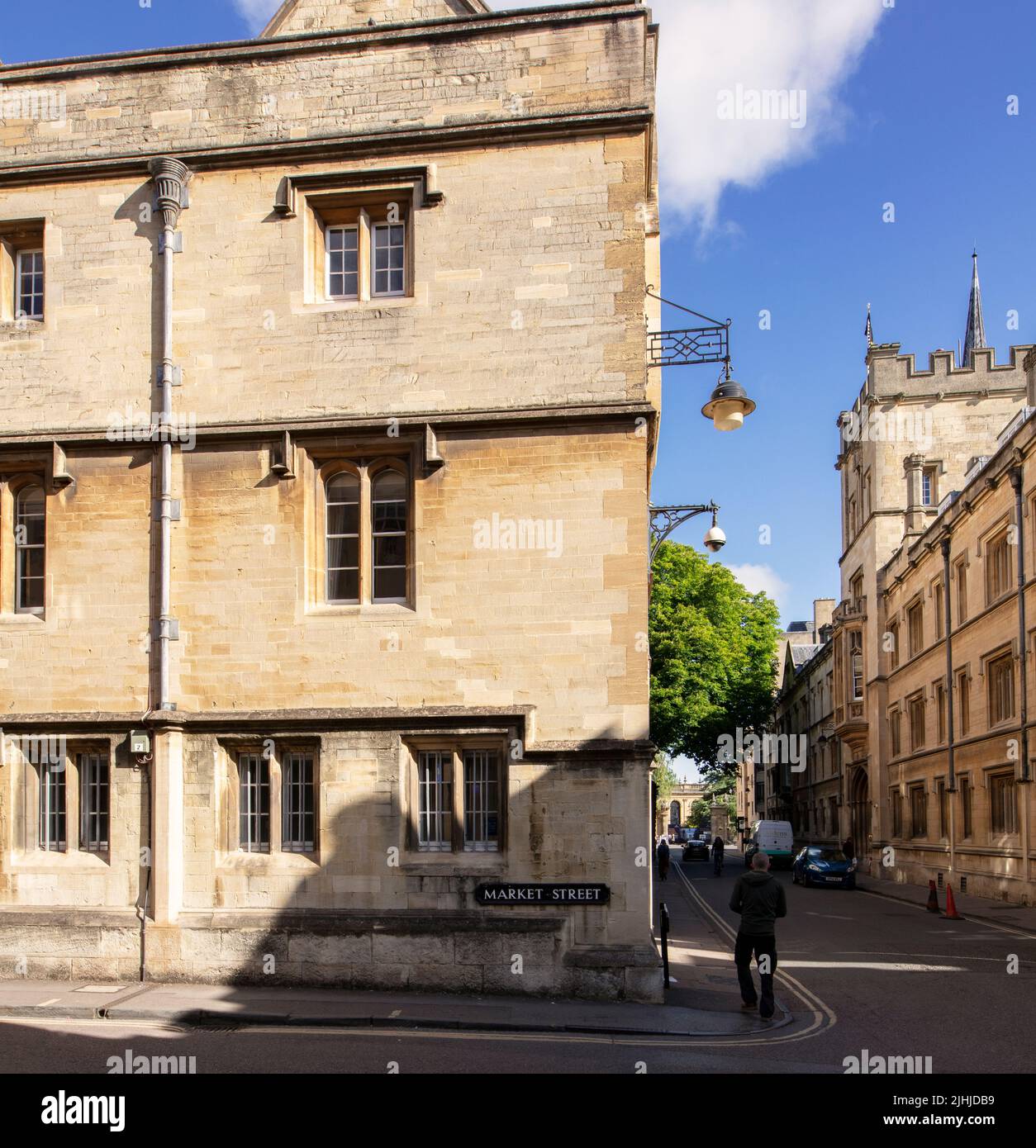 Turl St, Oxford, Reino Unido; una esquina de Jesus College a la izquierda y parte de Exeter College a la derecha Foto de stock
