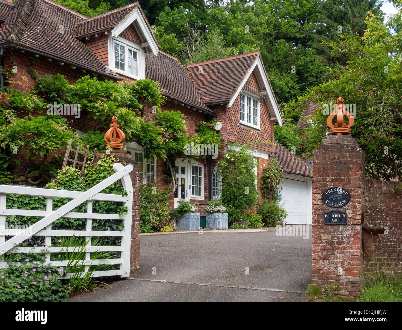 Casa unifamiliar con entrada privada en una zona semirural en el pueblo de Compton, cerca de Guildford, Surrey, Reino Unido Foto de stock