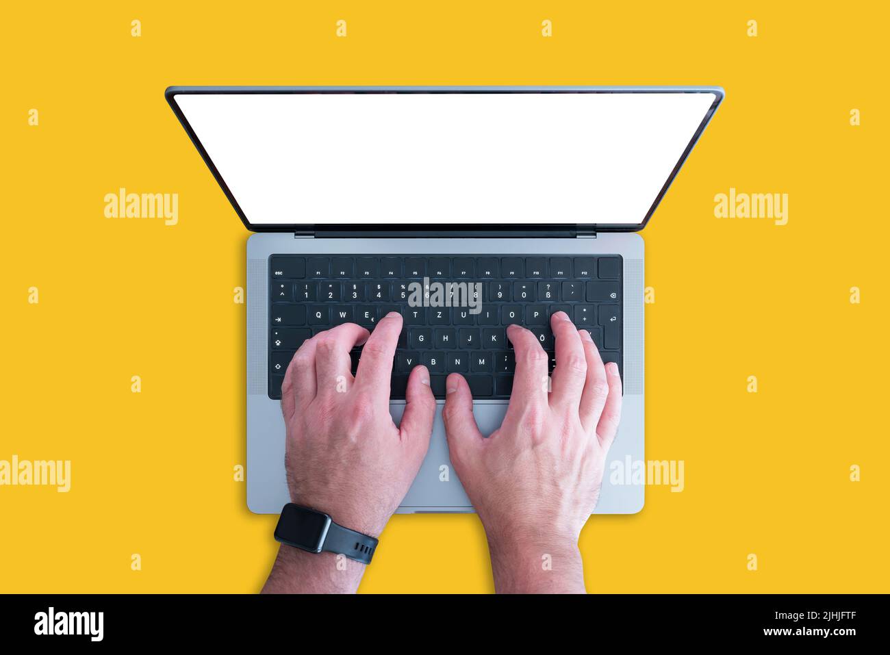 vista superior de una persona que utiliza un ordenador portátil moderno con espacio de copia en la pantalla sobre fondo naranja Foto de stock
