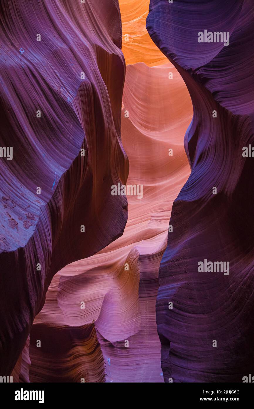 Tonos naranja, púrpura y azul en las paredes del Lower Antelope Canyon, Arizona, Estados Unidos. Foto de stock