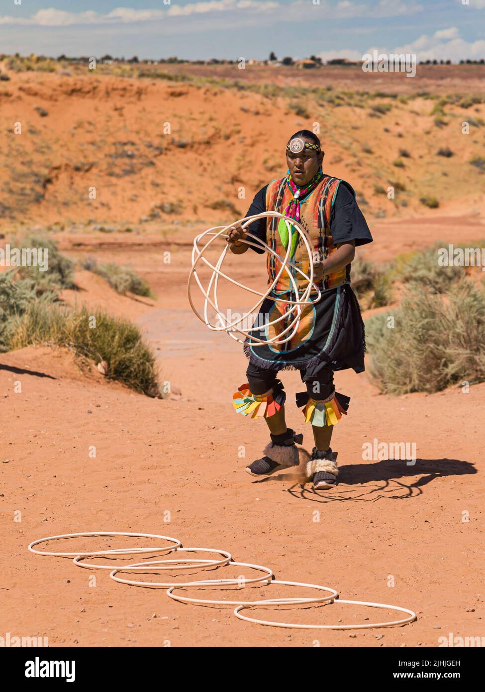 Page, Arizona - 5 de septiembre de 2019: El hombre navajo realiza la danza tradicional del aro en Page, Arizona, Estados Unidos. Foto de stock