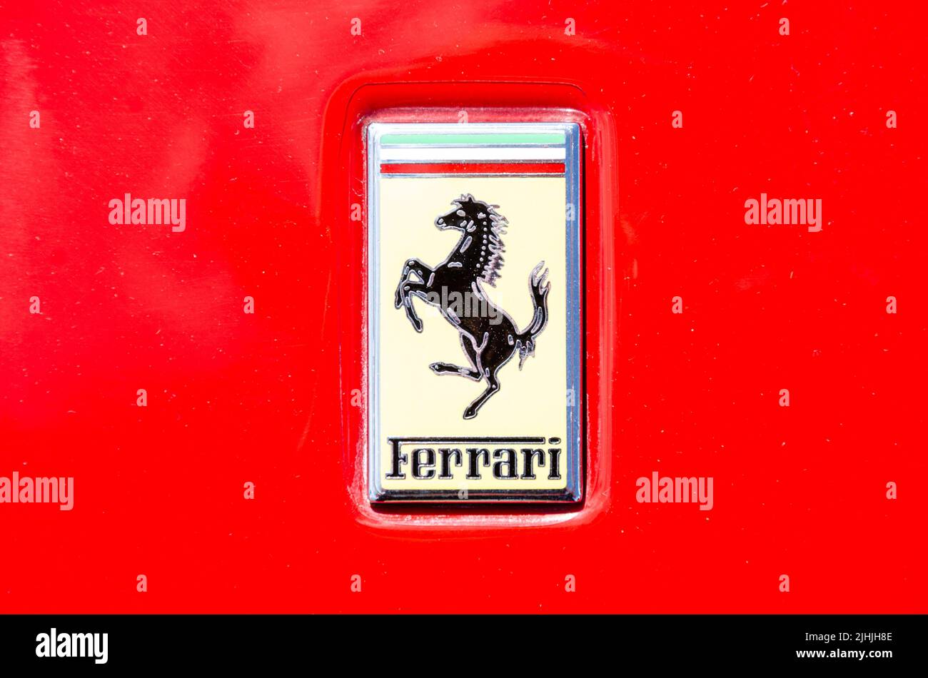Primer plano de una insignia de Ferrari en un Ferrari rojo Foto de stock