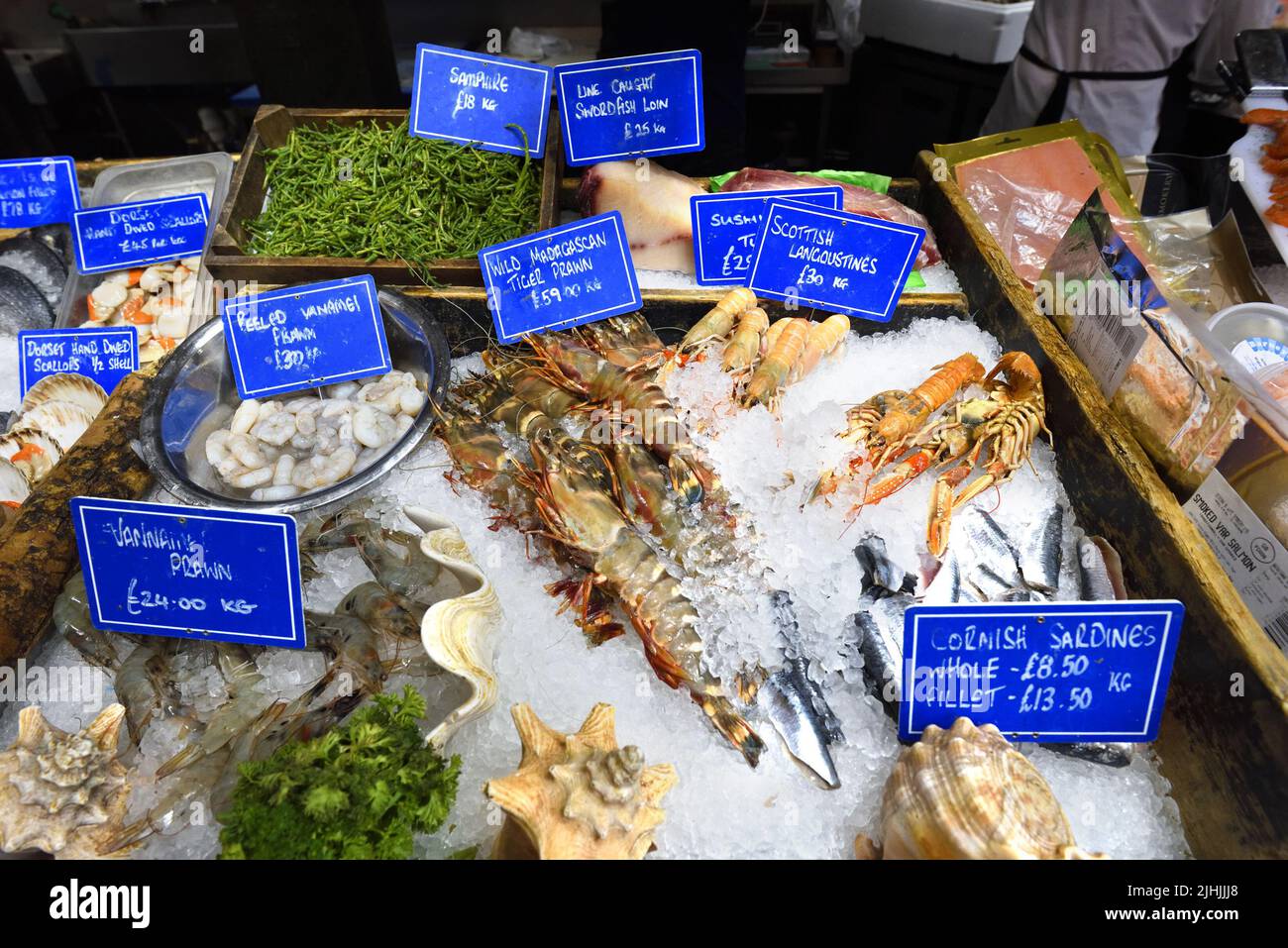 Londres, Inglaterra, Reino Unido. Borough Market, Southwark. Puesto de pescado que vende mariscos Foto de stock