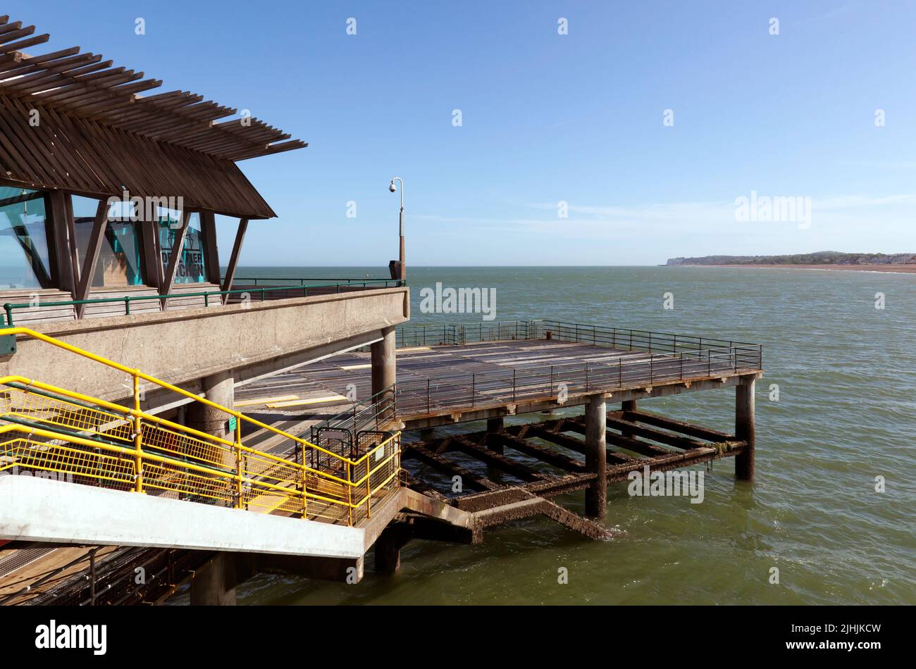 Deal Pier, con la cubierta del medio expuesta durante la marea baja, mirando hacia Kingsdown y Oldstairs Bay. Foto de stock