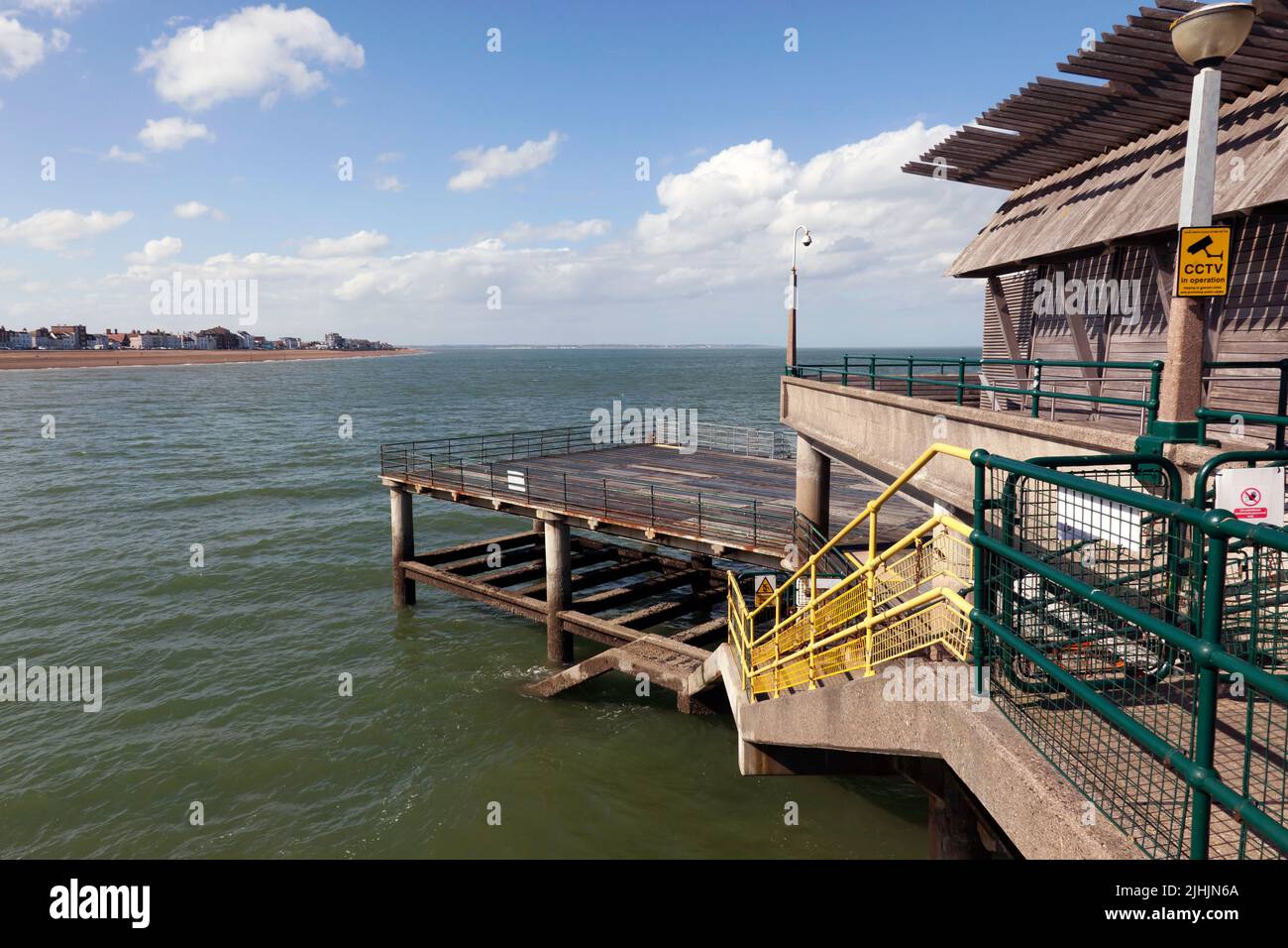Deal Pier, con la cubierta del medio expuesta durante la marea baja, mirando hacia el Castillo Sandown y Sandwich Bay Foto de stock