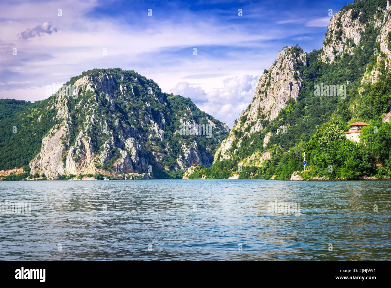 Dubova, Rumania. Famoso cañón de las Puertas de Hierro del río Danubio. Garganta de Djerdap, entre Rumanía y Serbia. Foto de stock