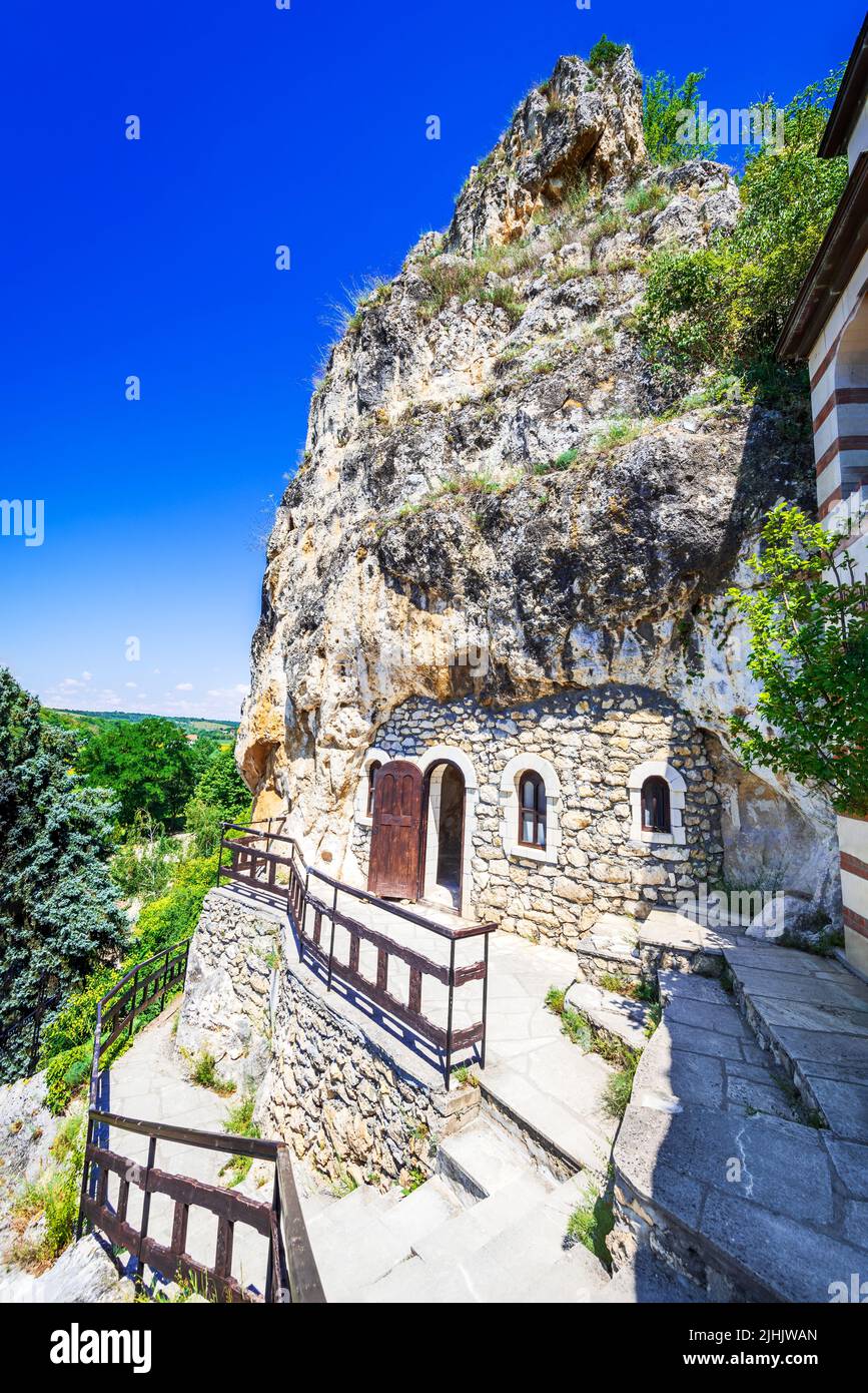 Basarbovo, Bulgaria. Monasterio medieval de la Roca de Basarbovo dedicado a San Dimitar Basarbowski, Región Ruse. Foto de stock