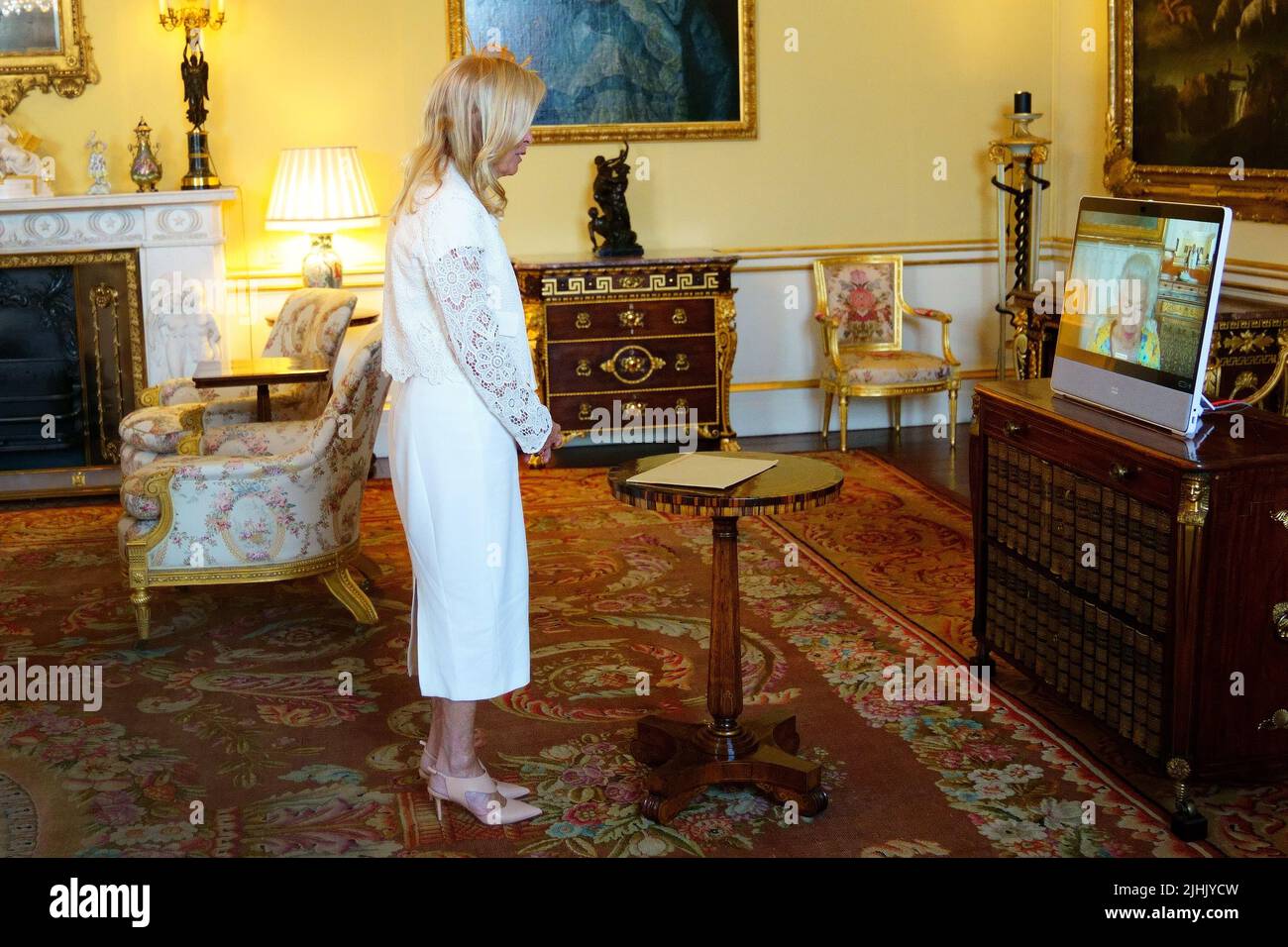 La Reina Isabel II, residente en el Castillo de Windsor, aparece en una pantalla vía enlace de vídeo, durante una audiencia virtual para recibir a la Embajadora de Estados Unidos, Jane Hartley, en el Palacio de Buckingham, Londres. Fecha de la foto: Martes 19 de julio de 2022. Foto de stock