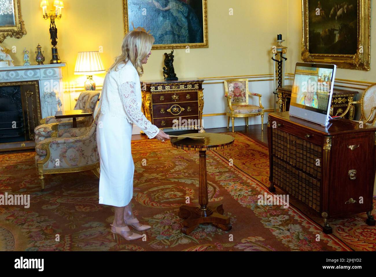 La Reina Isabel II, residente en el Castillo de Windsor, aparece en una pantalla vía enlace de vídeo, durante una audiencia virtual para recibir a la Embajadora de Estados Unidos, Jane Hartley, en el Palacio de Buckingham, Londres. Fecha de la foto: Martes 19 de julio de 2022. Foto de stock