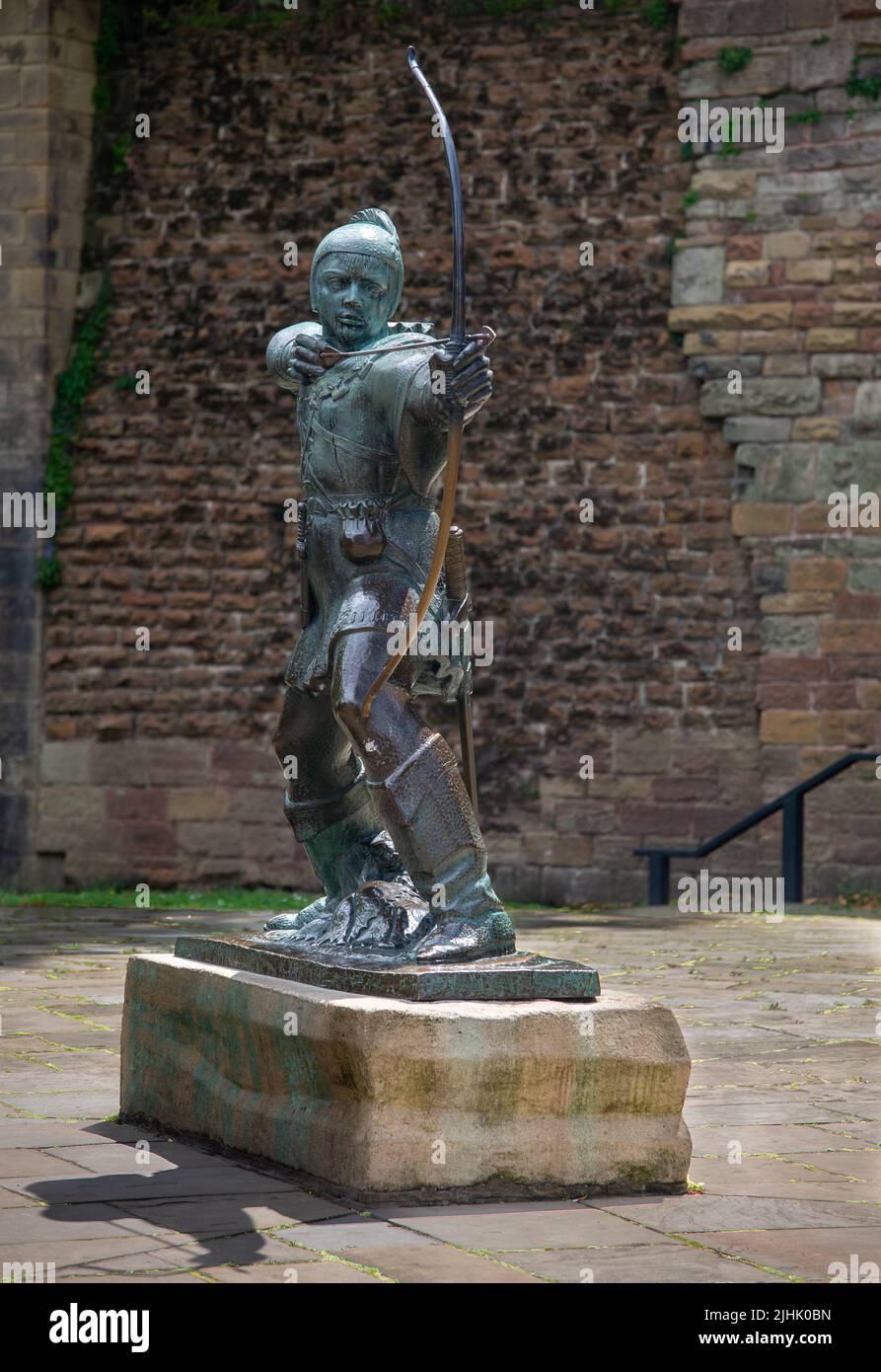 La estatua de Robin Hood se proyectó para durar 6000 años y se dio a conocer fuera del castillo de Nottingham en 1952 Foto de stock