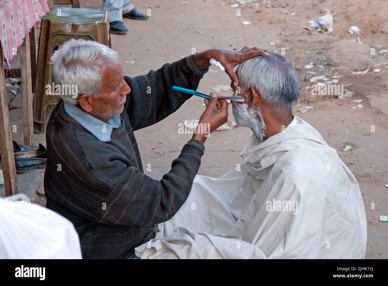 Afeitado en la calle - India Foto de stock