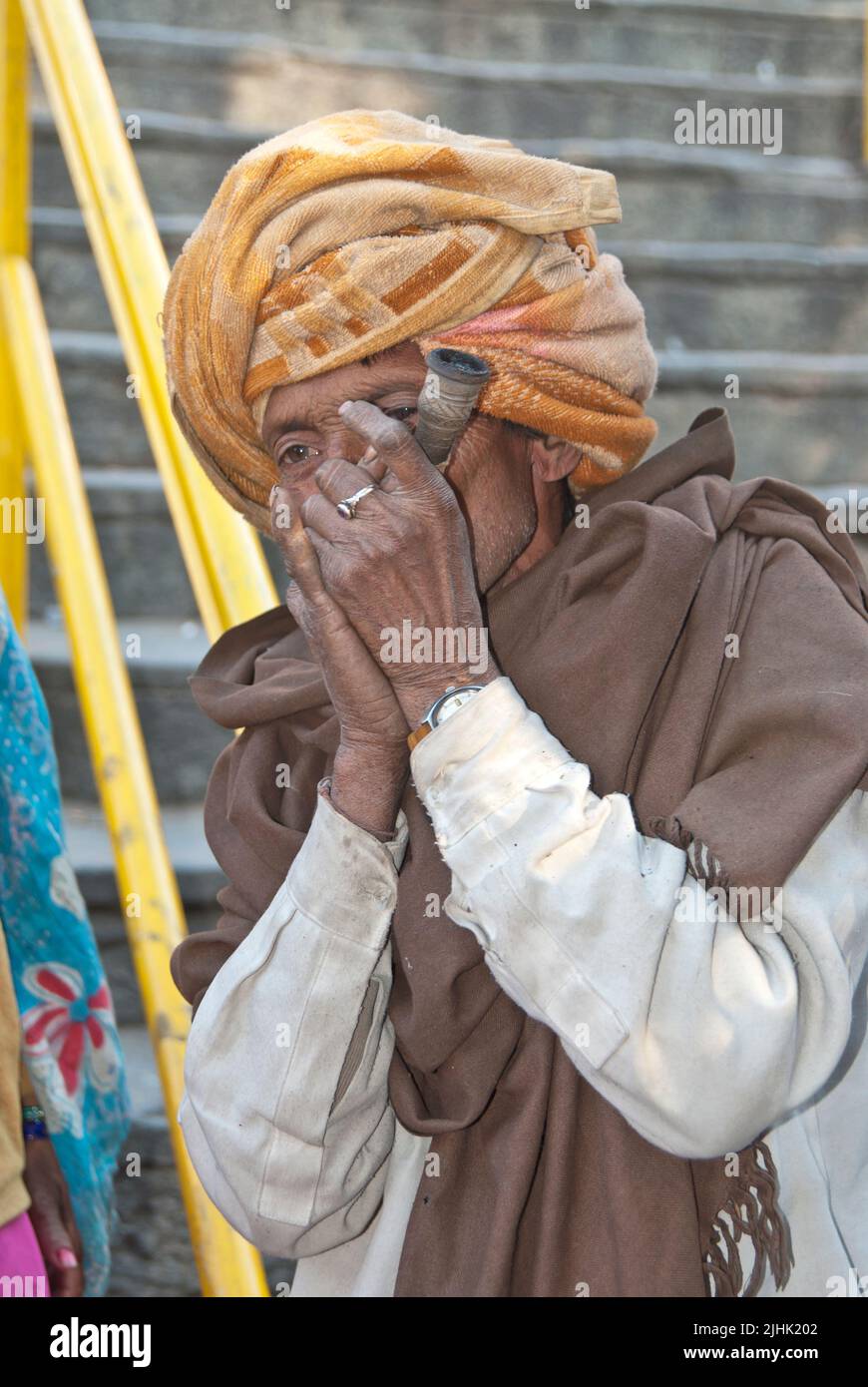 Fumar de la manera tradicional, India Foto de stock
