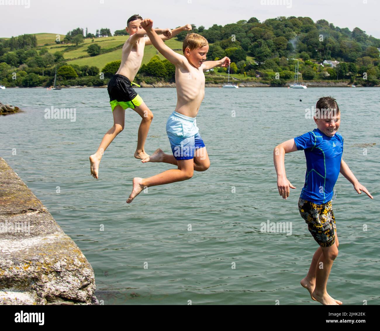 Niños en vacaciones de verano o vacaciones saltando al mar. Foto de stock