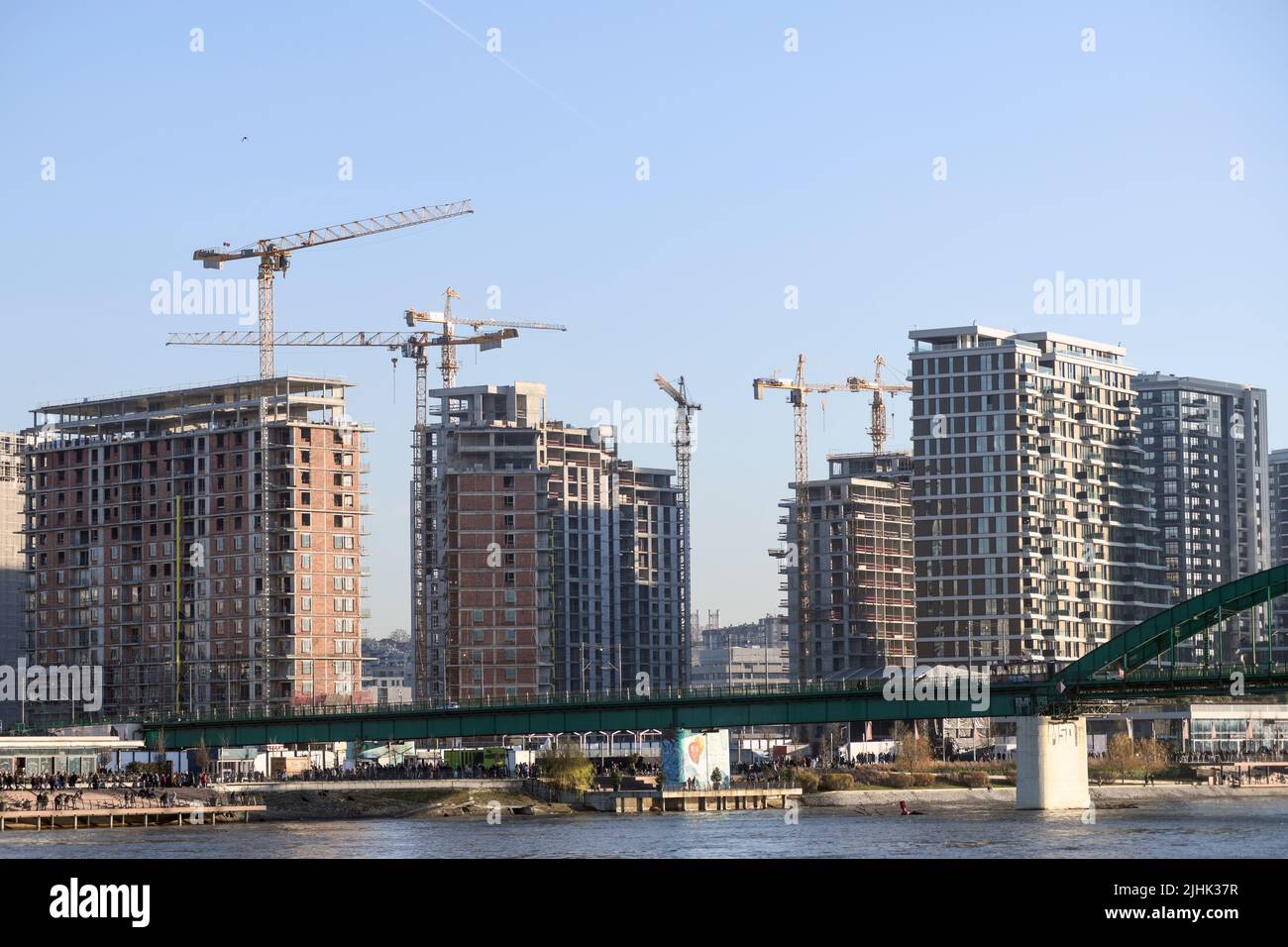 Belgrade Waterfront: Construcción de nuevos edificios en la ribera de Sava, y el antiguo puente de Sava. Serbia Foto de stock