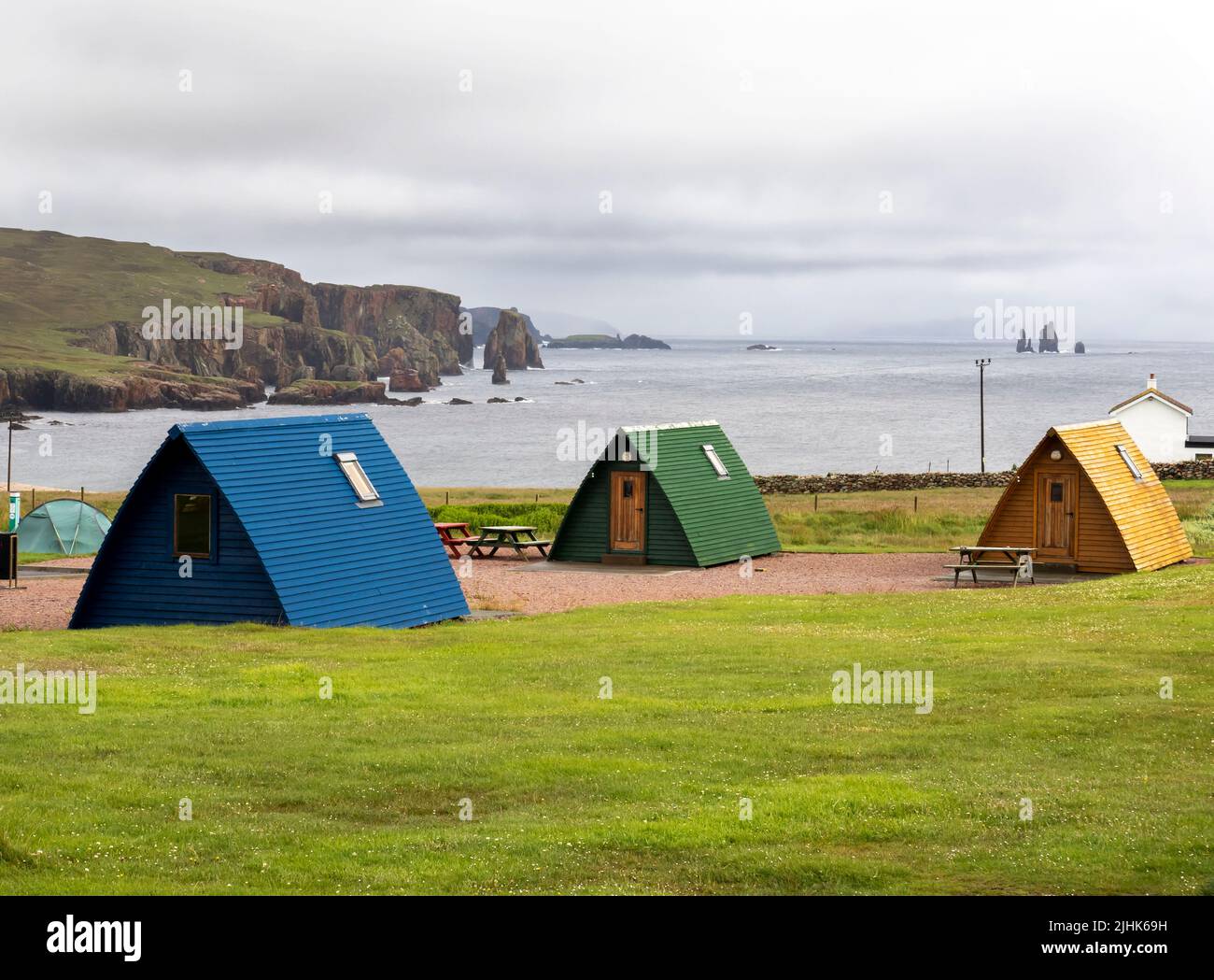Un camping con podes cerca de Hillwick mirando hacia los Drongs, Shetland, Escocia, Reino Unido. Foto de stock