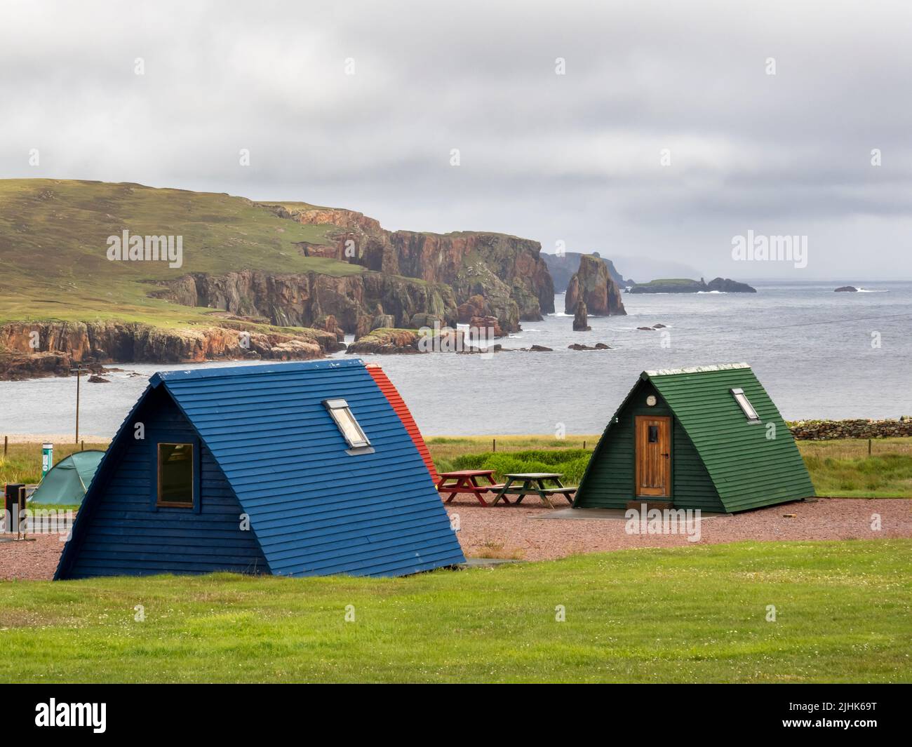 Un camping con podes cerca de Hillwick mirando hacia los Drongs, Shetland, Escocia, Reino Unido. Foto de stock